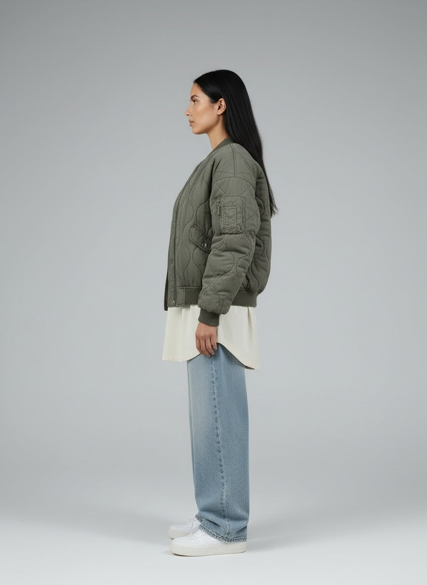 Side profile of the model wearing Selvia | Gepolsterte Bomberjacke