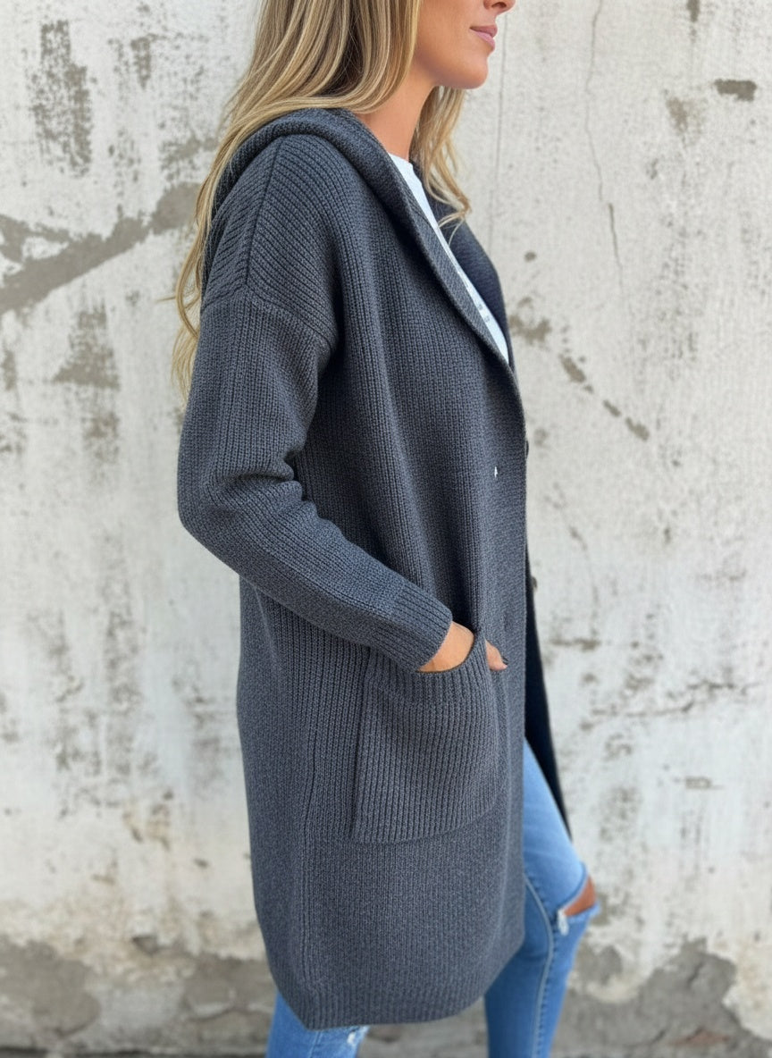Side profile of the model wearing Saga™ | Elegante lange Strickjacke