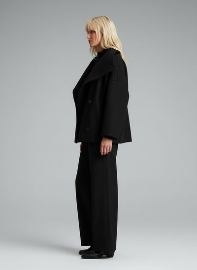 Side profile of the model wearing JADE | Herbstmantel