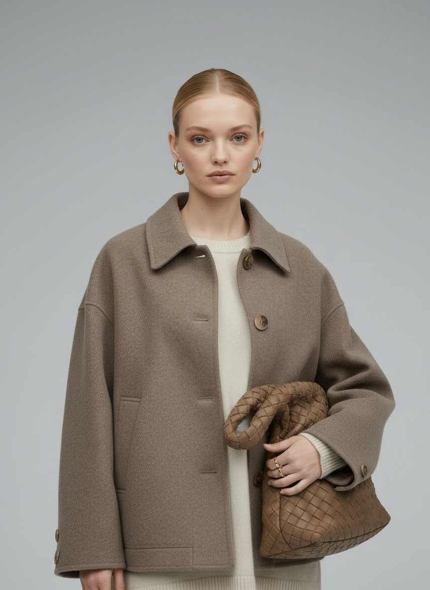 Close-up of the model wearing Sofie™ | Wollmischung Jack