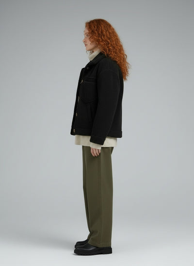 Side profile of the model wearing LuKa - Stilvolle Herbstjacke