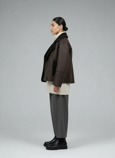 Side profile of the model wearing Clara™ | Jacke