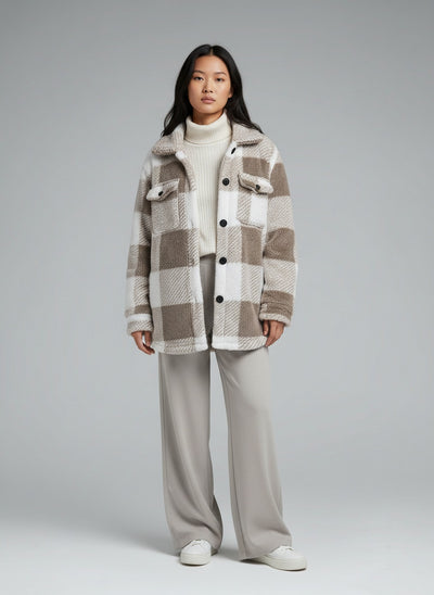 Full body view of the model wearing Emilia™ | Karierte Herbstjacke