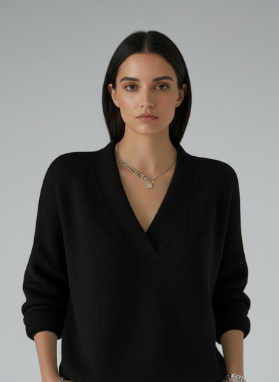 Close-up of the model wearing Noor | Pullover mit V-Ausschnitt