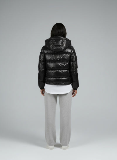 Back pose of the model wearing Unisex Steppjacke