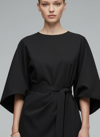 Close-up of the model wearing Cyvion - Zeitloses, Elegantes Kleid mit Raffinierten Details