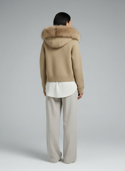 Back pose of the model wearing Lenora | Strickmantel mit Fellkragen