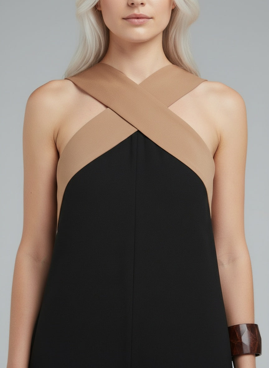 Close-up of the model wearing Delphine | Kreuzkleid