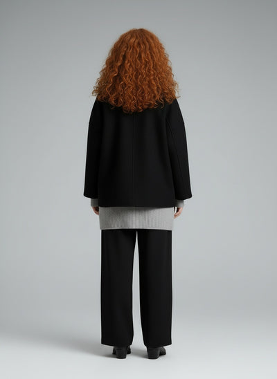 Back pose of the model wearing JADE | Herbstmantel