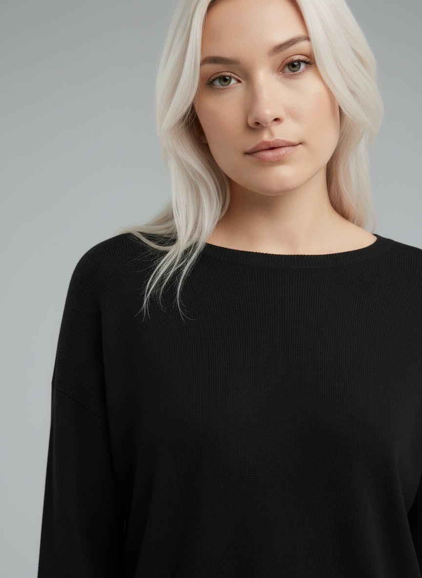 Close-up of the model wearing Livia™ | Luxuriöses Sweat-Set