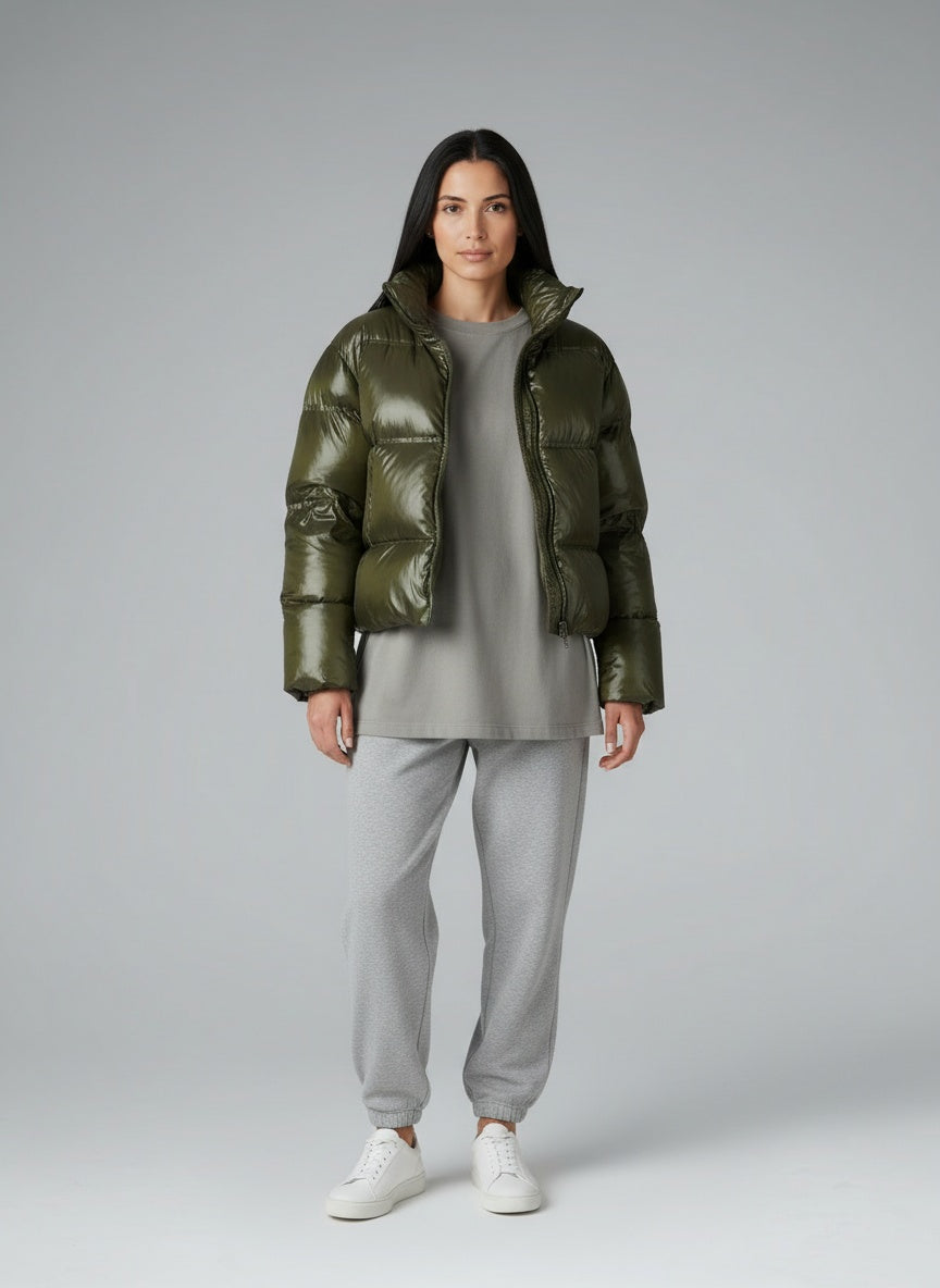 Full body view of the model wearing Sila Puffer Jacke