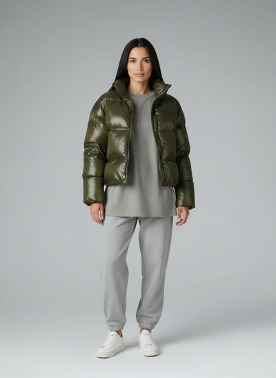 Full body view of the model wearing Sila Puffer Jacke