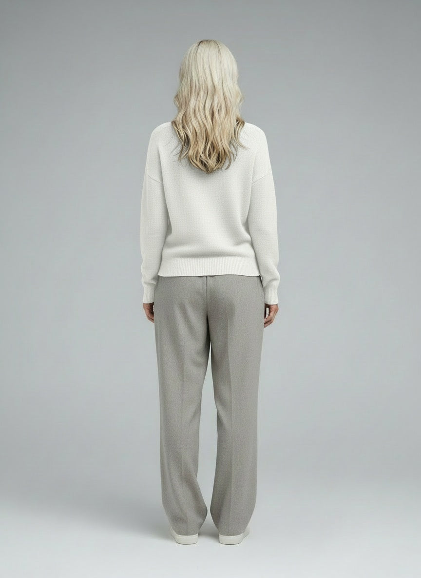 Back pose of the model wearing Elise | Zeitlose Elegante Pullover