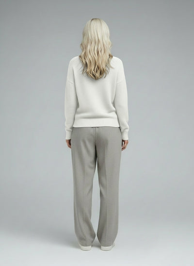 Back pose of the model wearing Elise | Zeitlose Elegante Pullover