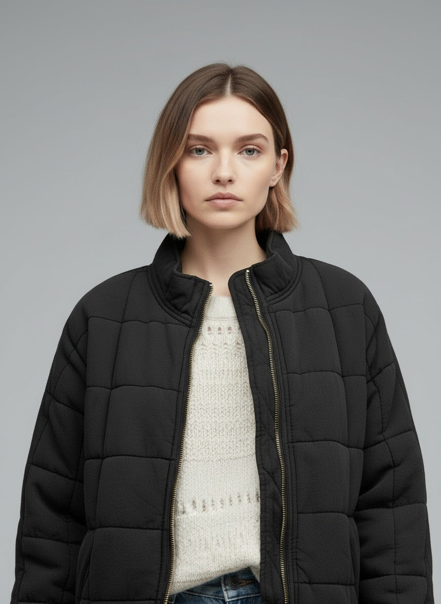 Close-up of the model wearing Luna | Gestepptes Übergangsjäcket