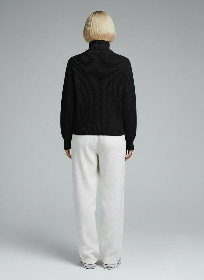 Back pose of the model wearing Yvonne™ | Eleganter und warmer Pullover