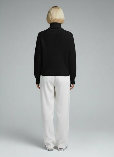 Back pose of the model wearing Yvonne™ | Eleganter und warmer Pullover