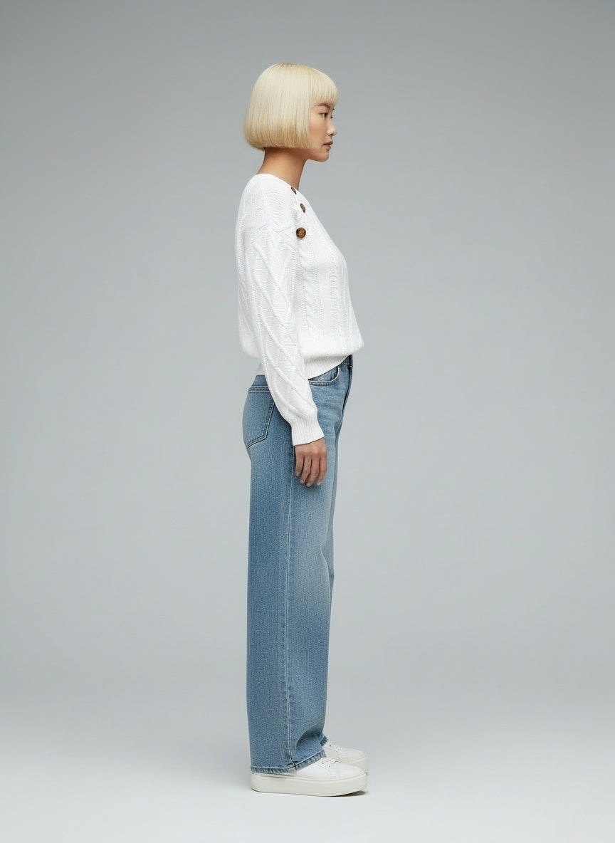 Side profile of the model wearing Lotte | Edle Kabelzugstrick-Winterpullover