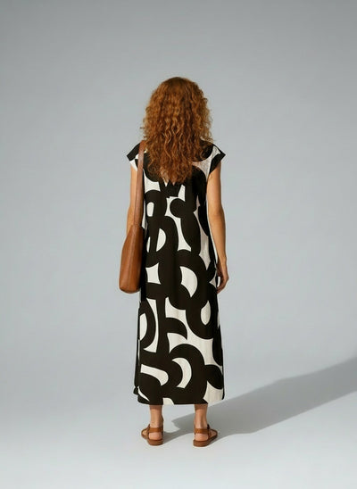 Back pose of the model wearing Valérie | Fließendes Kleid mit V-Ausschnitt