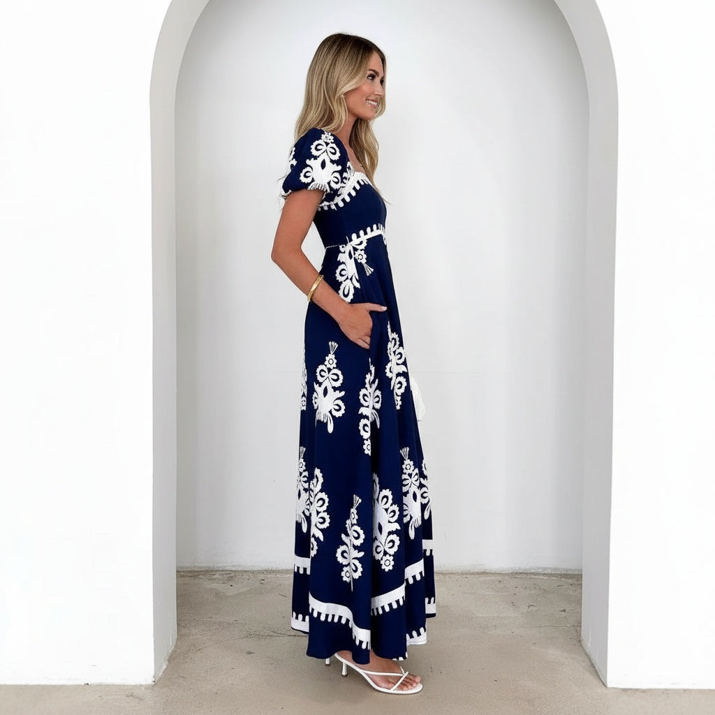 Side profile of the model wearing Viraelis - Geregen Elegante Jurk