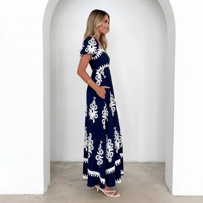 Side profile of the model wearing Viraelis - Geregen Elegante Jurk