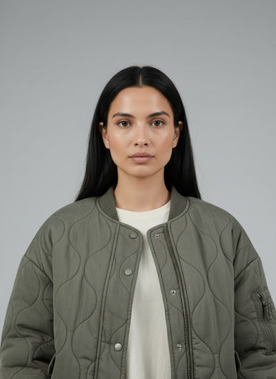 Close-up of the model wearing Selvia | Gepolsterte Bomberjacke