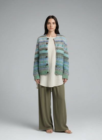 Full body view of the model wearing Lotte | Blauer Pullover mit Print