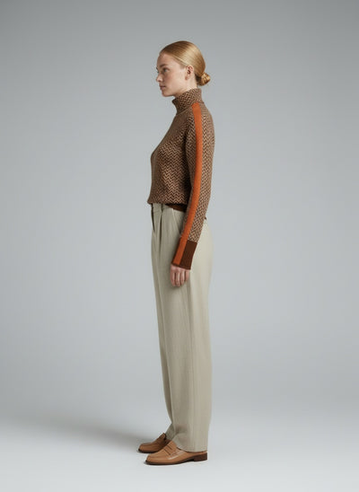 Side profile of the model wearing Elina™ | Pullover mit Stehkragen & markanten Kontraststreifen