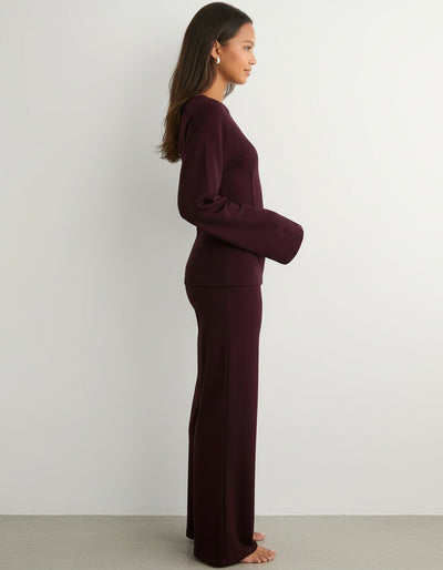 Side profile of the model wearing Livia™ | Luxuriöses Sweat-Set