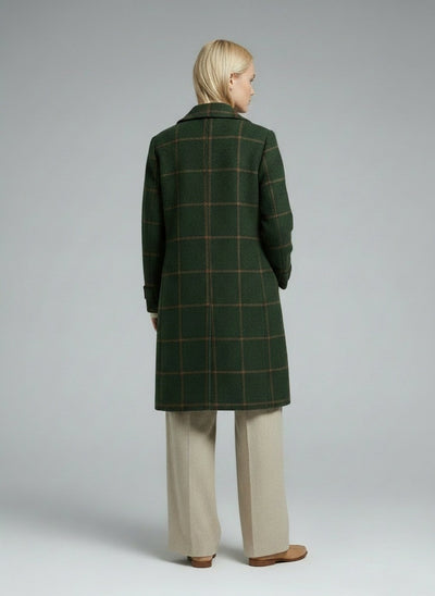 Back pose of the model wearing Fiona – Klassischer Karomantel