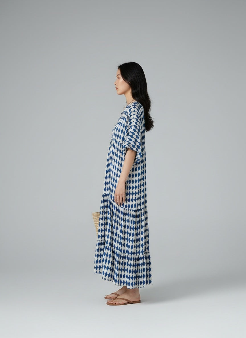 Side profile of the model wearing Livia | Geometrisches Kleid in Blau und Weiß