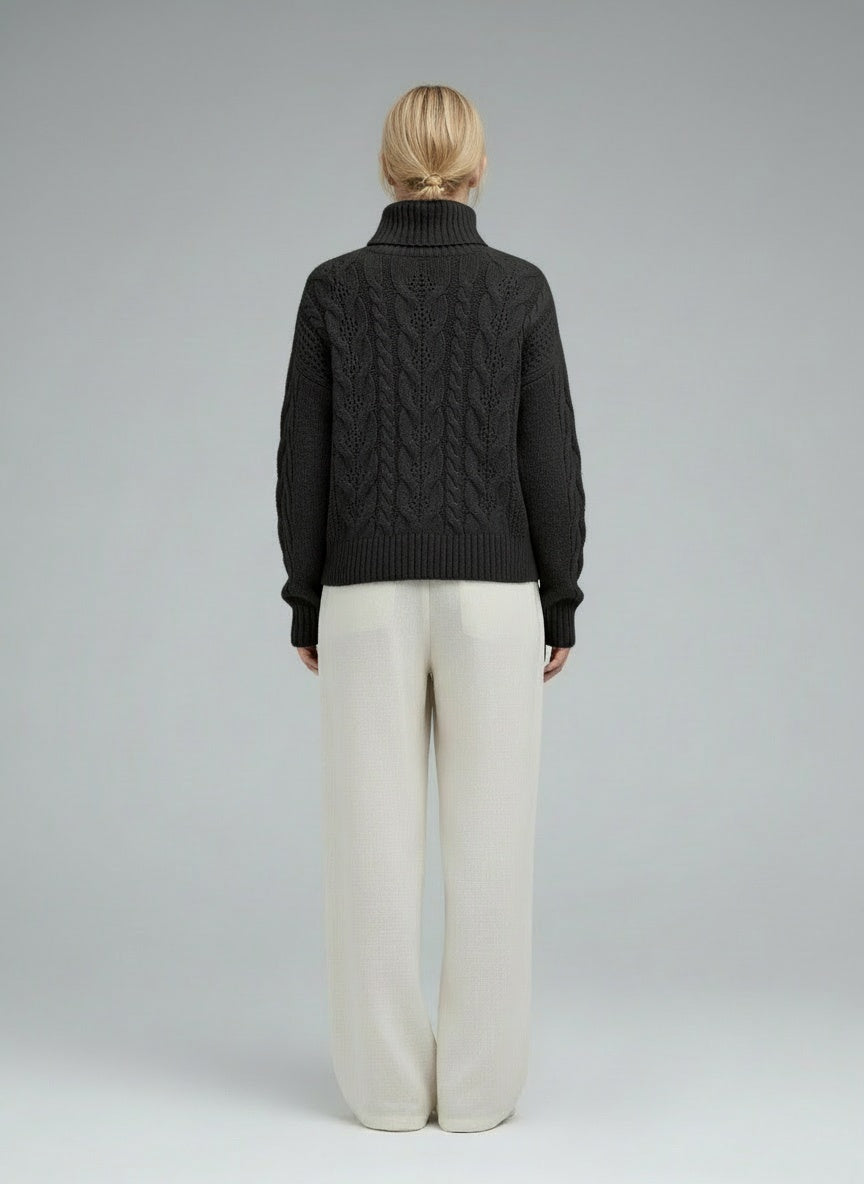 Back pose of the model wearing Amelia | Elegante gestrickte Rollkragenpullover