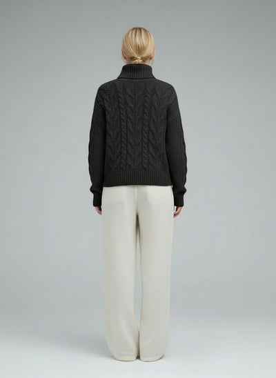 Back pose of the model wearing Amelia | Elegante gestrickte Rollkragenpullover